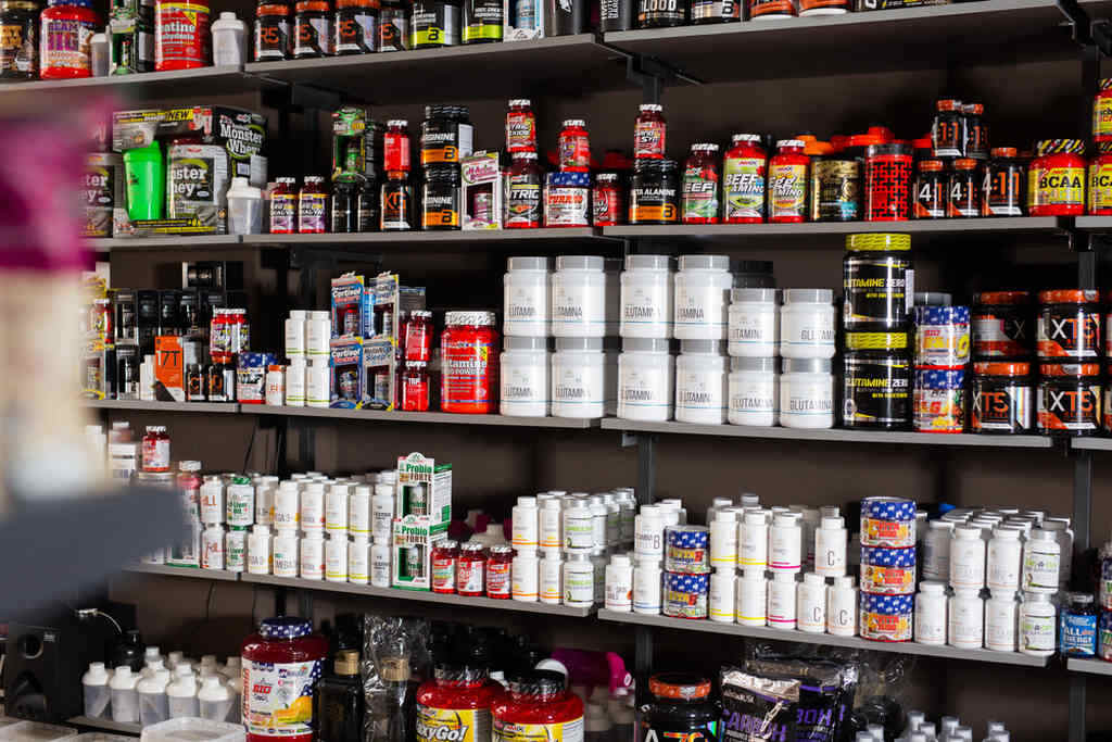 Prateleira com inúmeros suplementos para atletas